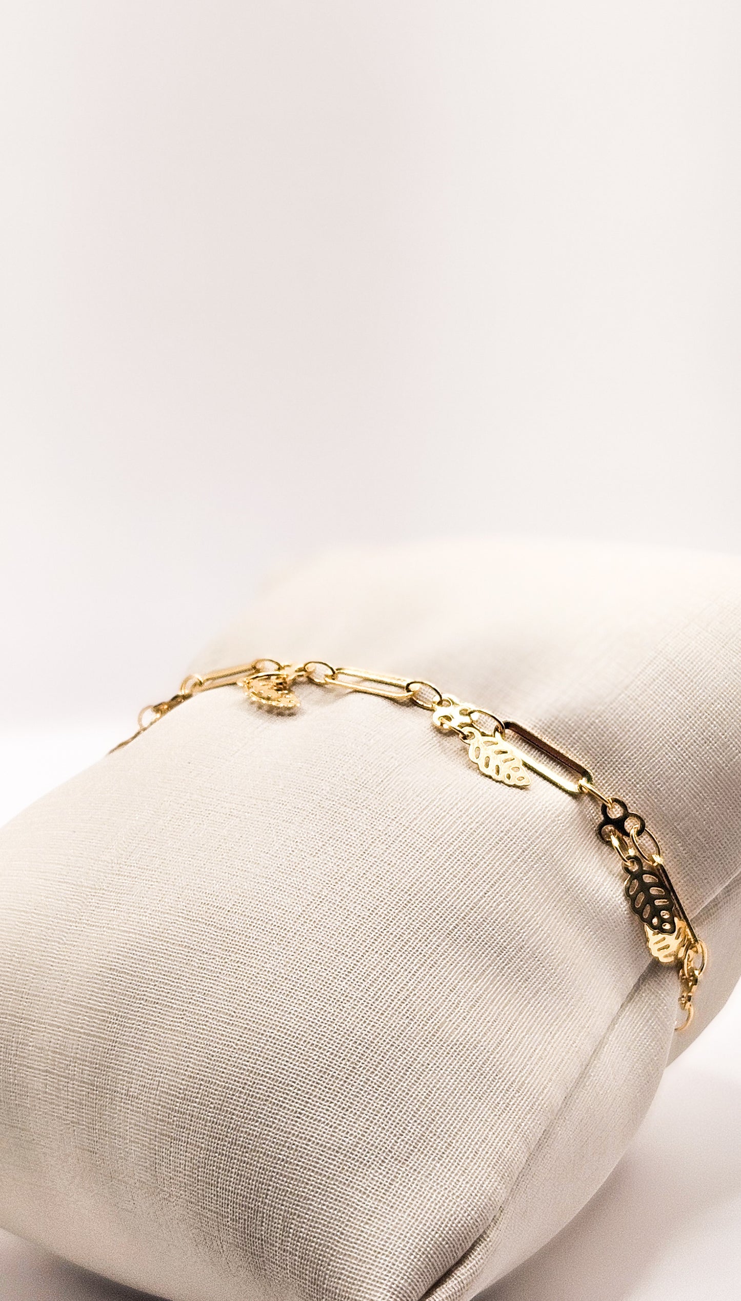 Pulseira Folhas Douradas