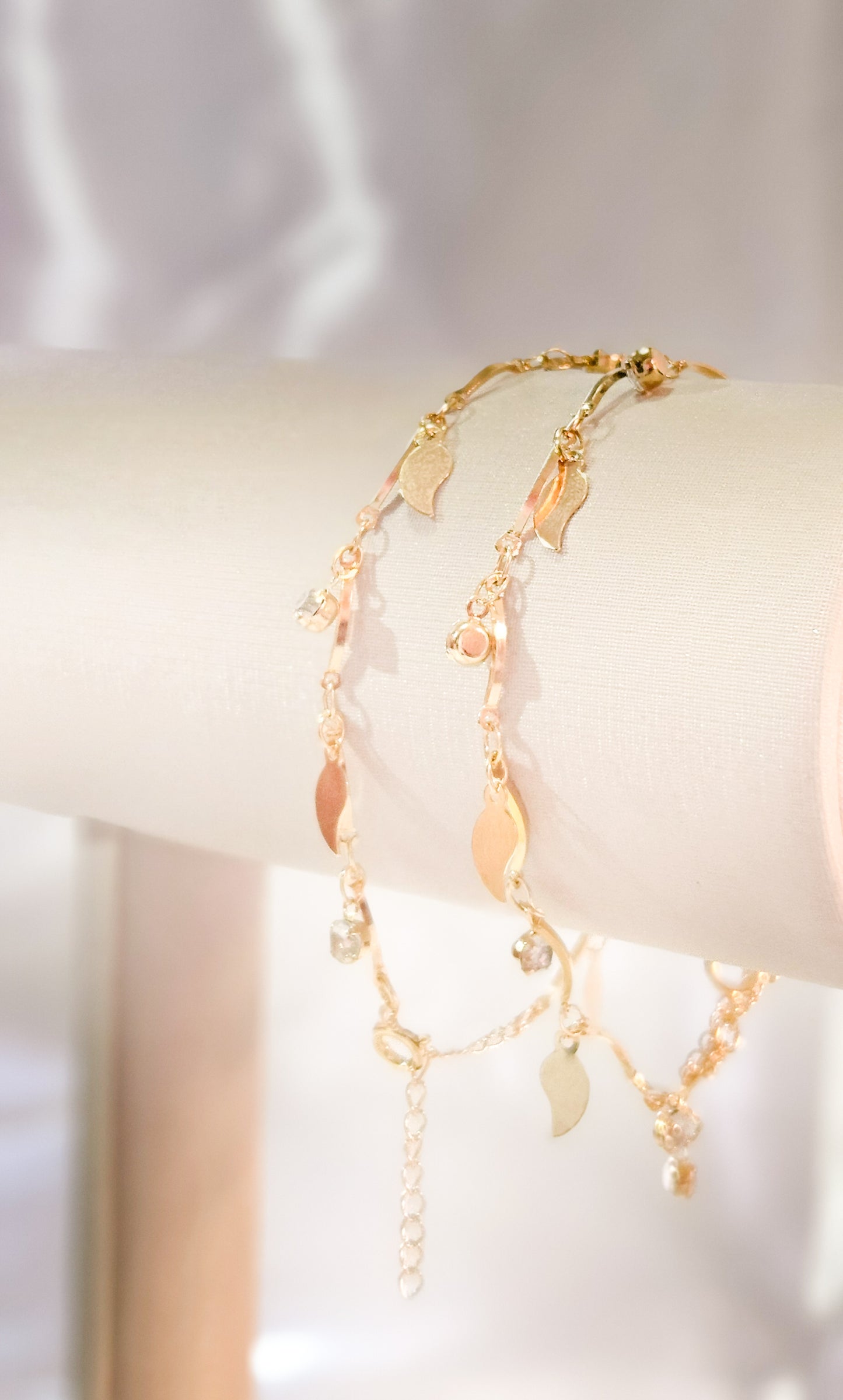 Pulseira Folhas Reluzentes Douradas
