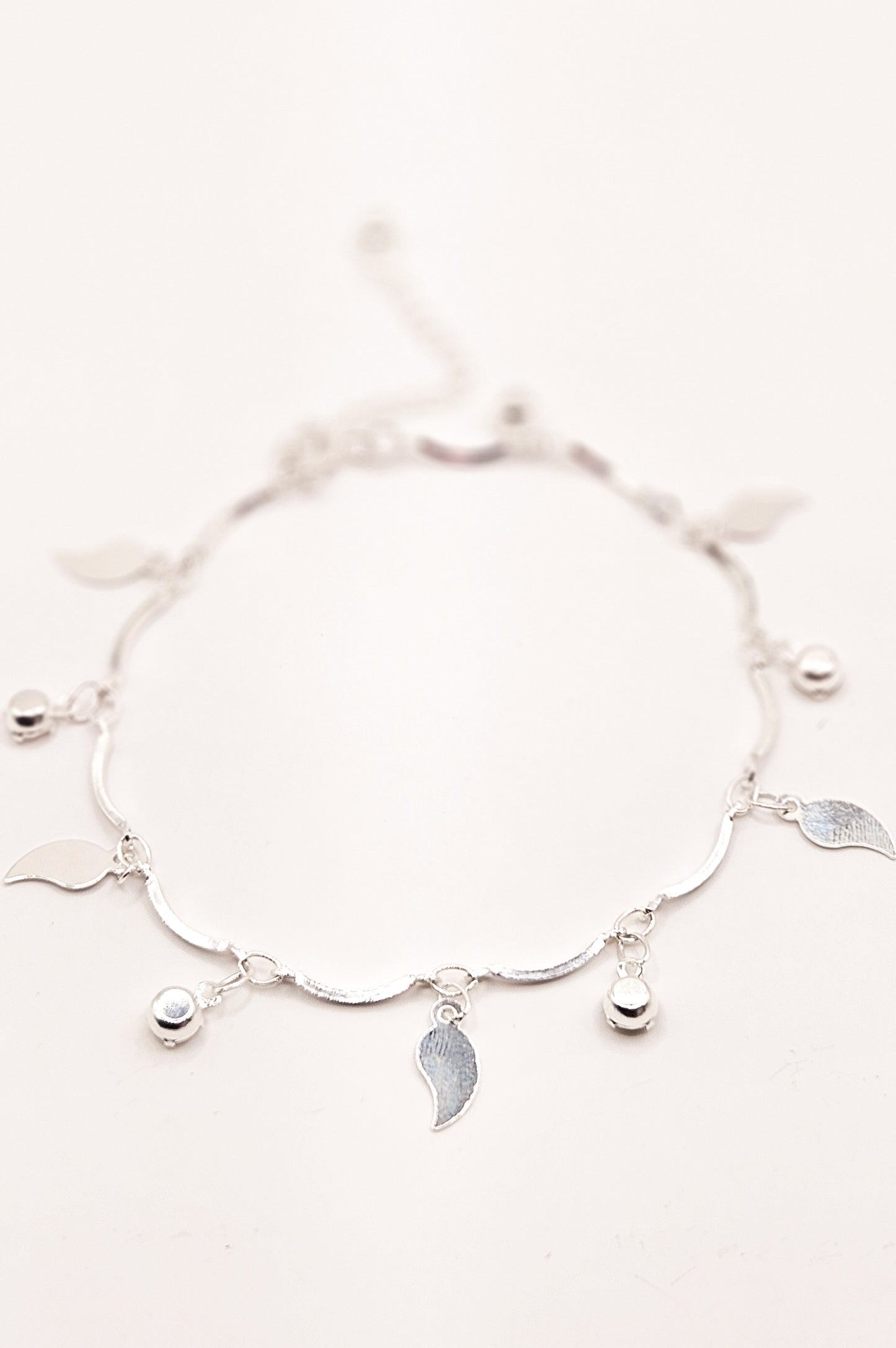 Pulseira Folhas Reluzentes Prateada